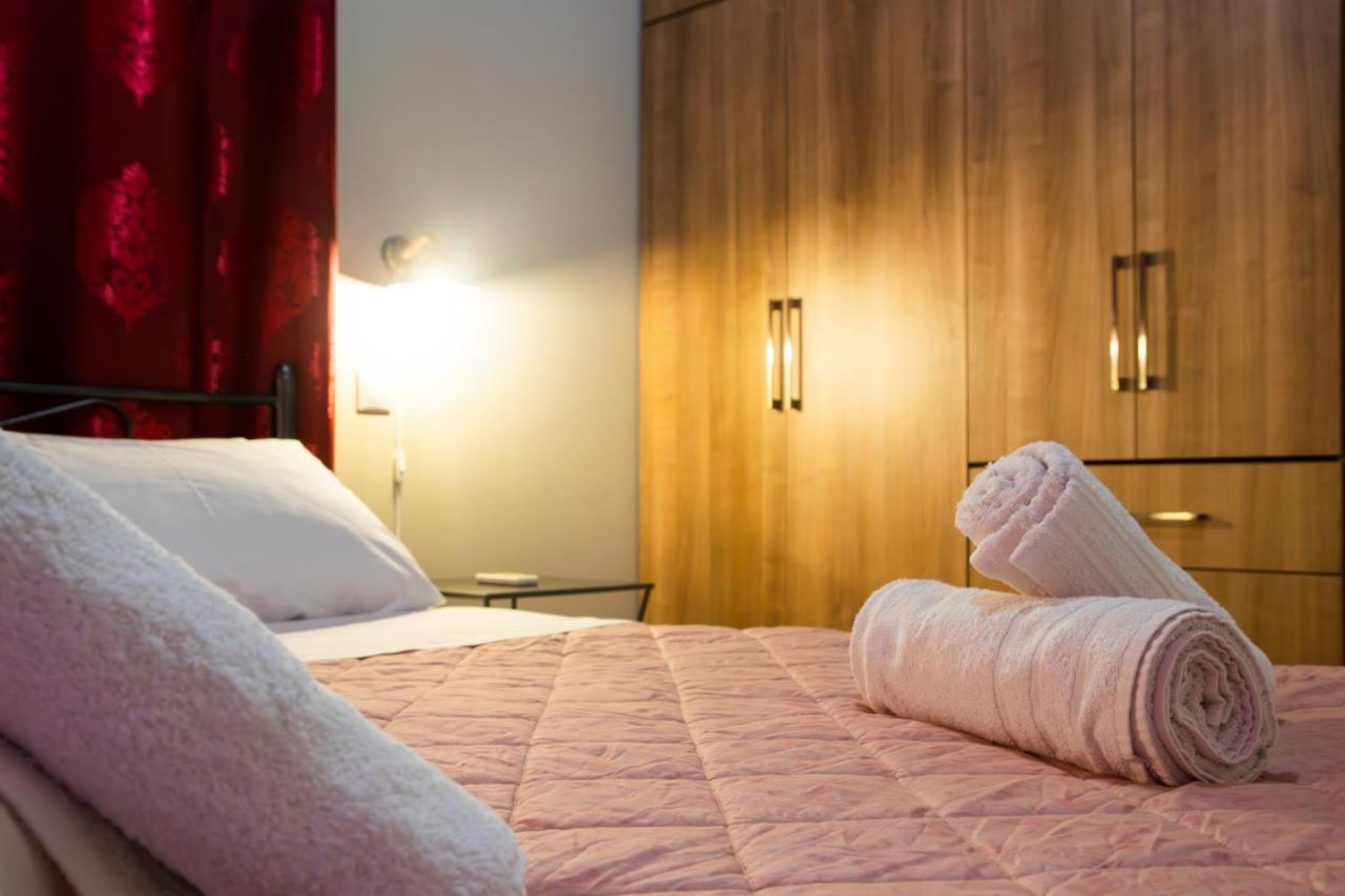 "Tsiftsis" City Apartments Kiáton Dış mekan fotoğraf